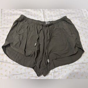 GREEN H&M DIVIDED SHORTS SIZE 6